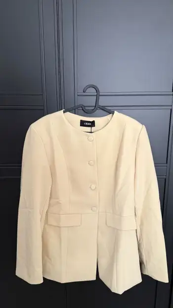 Round Neckline Button Up Split Blazer