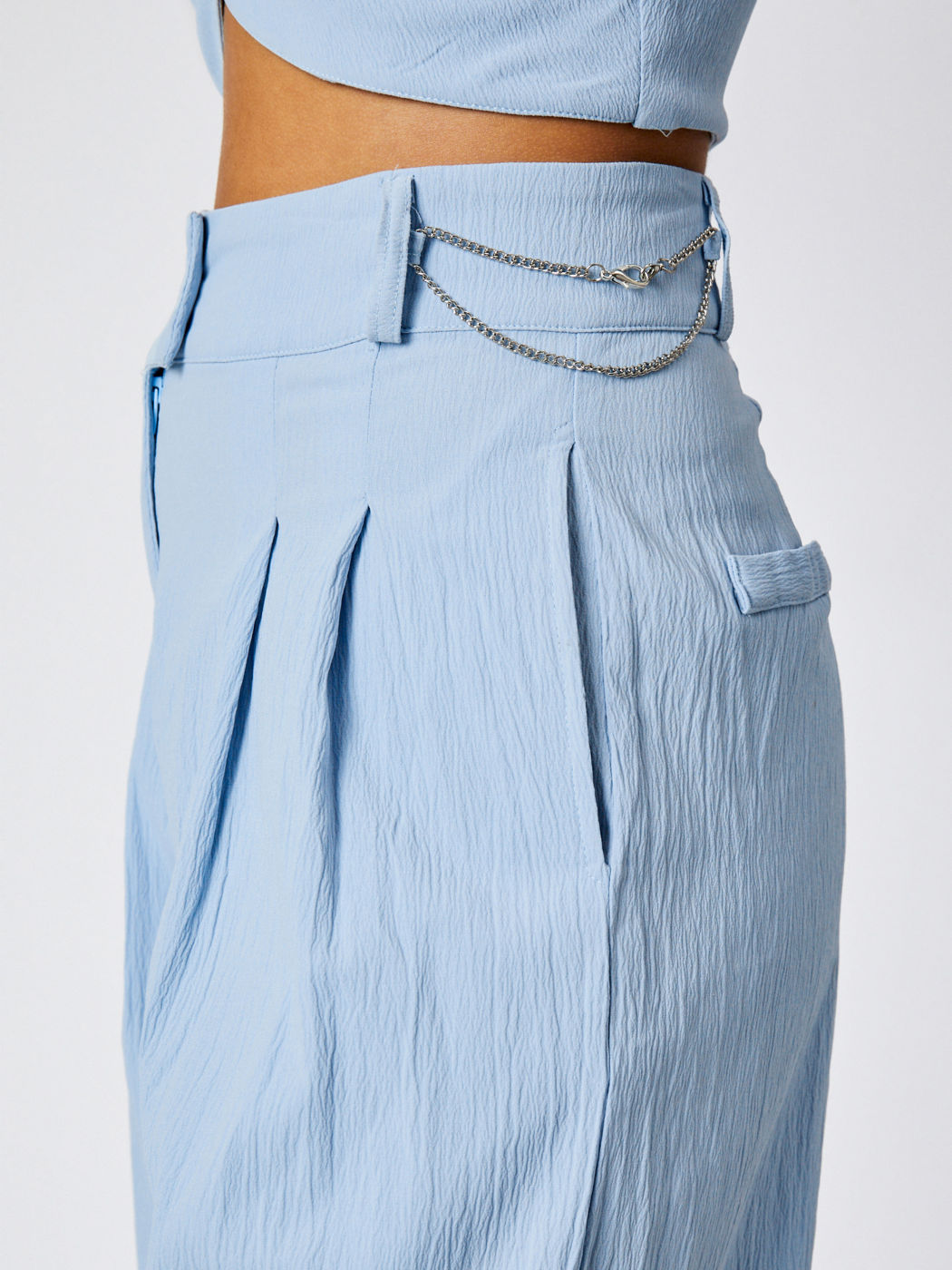 Texturierte Hosen mit Ketten-Detail und weitem Bein