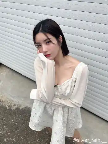 Geblümtes Minikleid mit Puffärmeln