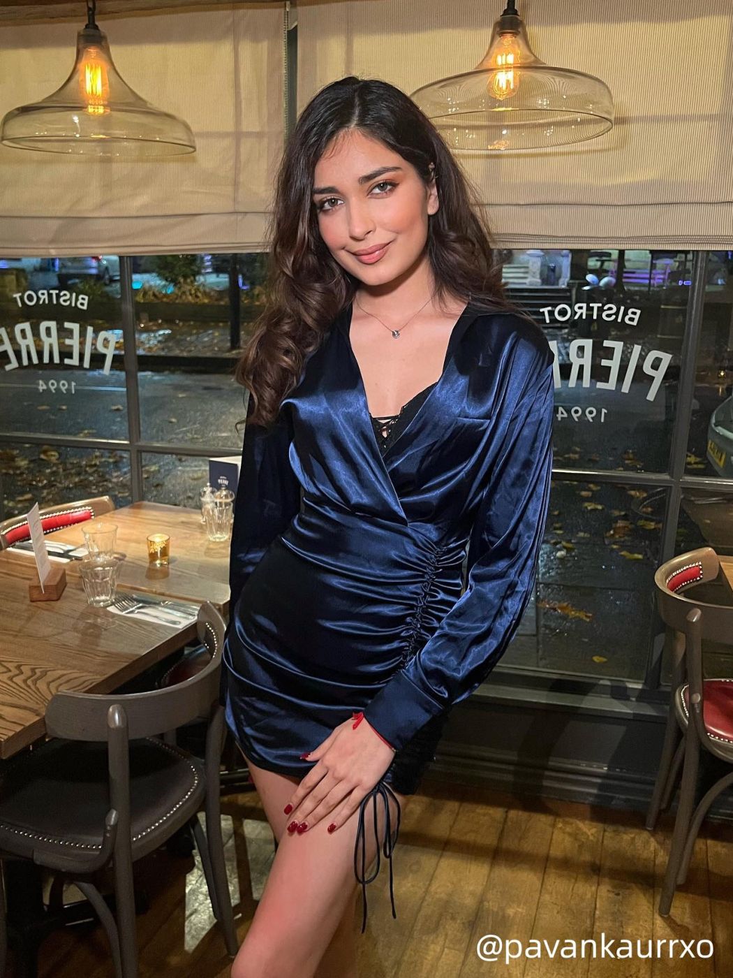 Einfarbiges Satin-Mini-Hemddress mit Reißverschluss