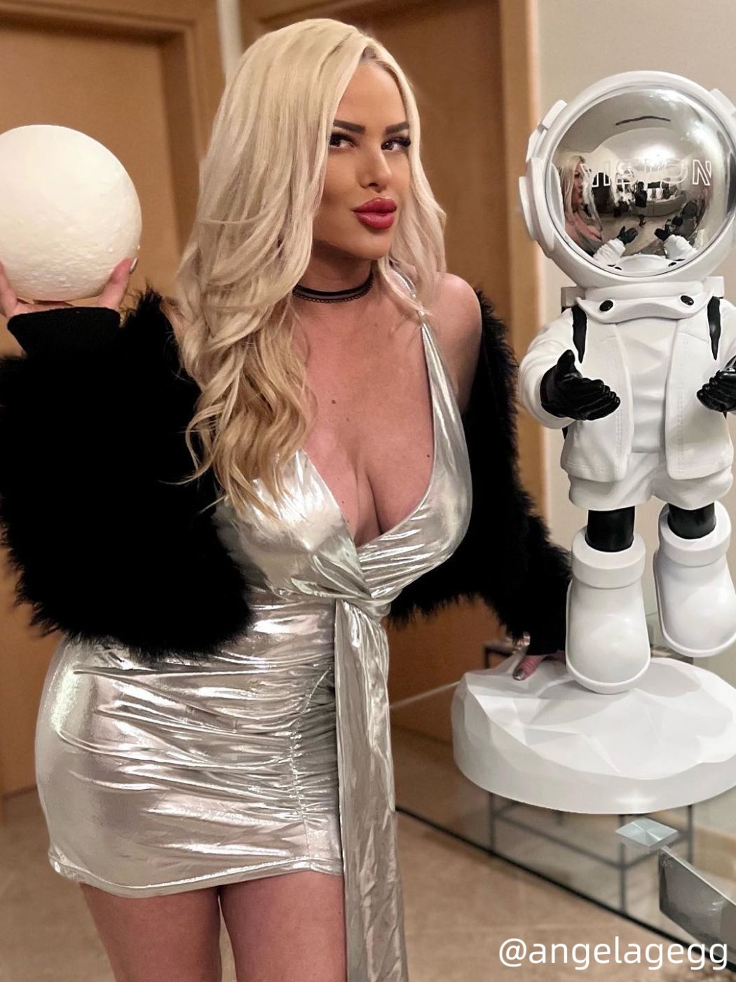 Einfarbiges Minikleid mit V-Ausschnitt und gerafftem Reißverschluss in Metallic-Optik