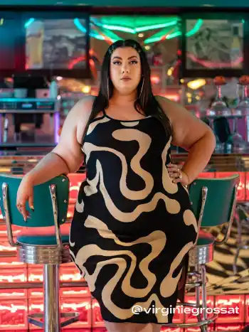 Abito midi lavorato a maglia con spacco a contrasto con scollo a U in jersey Curvy