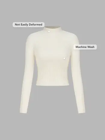 Top a maniche lunghe in maglia a coste con scollo in piedi