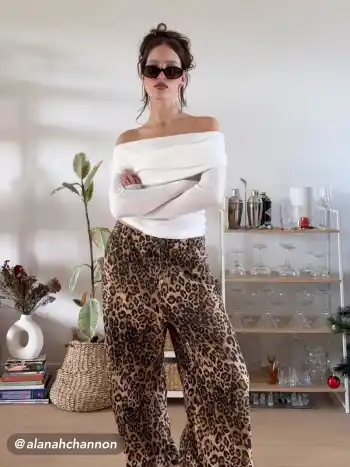 Pantalón vaquero de pierna ancha con estampado de leopardo
