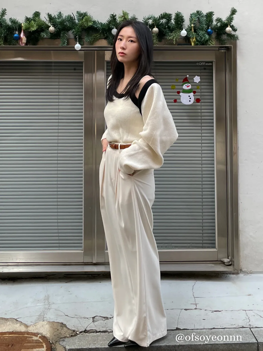 Mid Rise Solid Pocket Straight Leg Trousers With Belt
