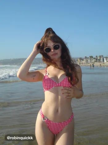 Set bikini con ferretto con anello a forma di cuore collegato a scacchi