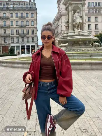 T-shirt a manica corta con scollo a V e bordo in pizzo increspato