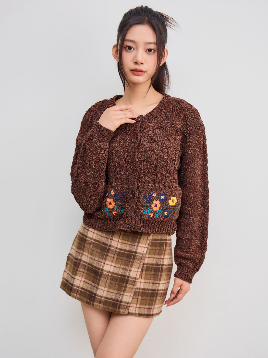 Cable Knit Round Neckline Floral Embroidery Cardigan