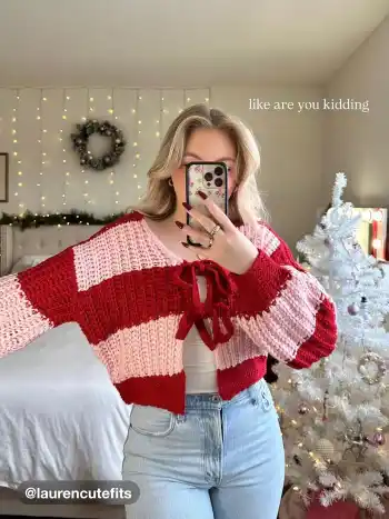 Strickjacke mit V-Ausschnitt, Streifenmuster und Schließband vorne