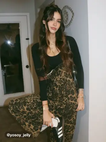 Tasca leopardata in denim con fibbia, tuta oversize a gamba larga