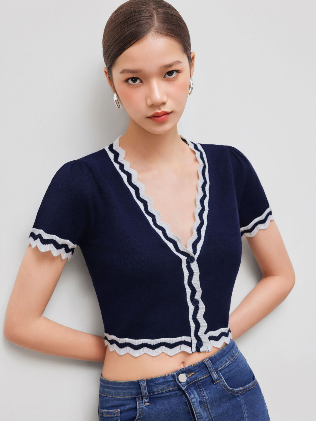 Knit V-neck Solid Wave Contrasting Binding Short Sleeve Crop Top