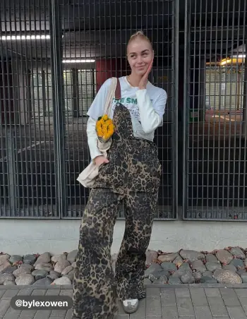 Tasca leopardata in denim con fibbia, tuta oversize a gamba larga