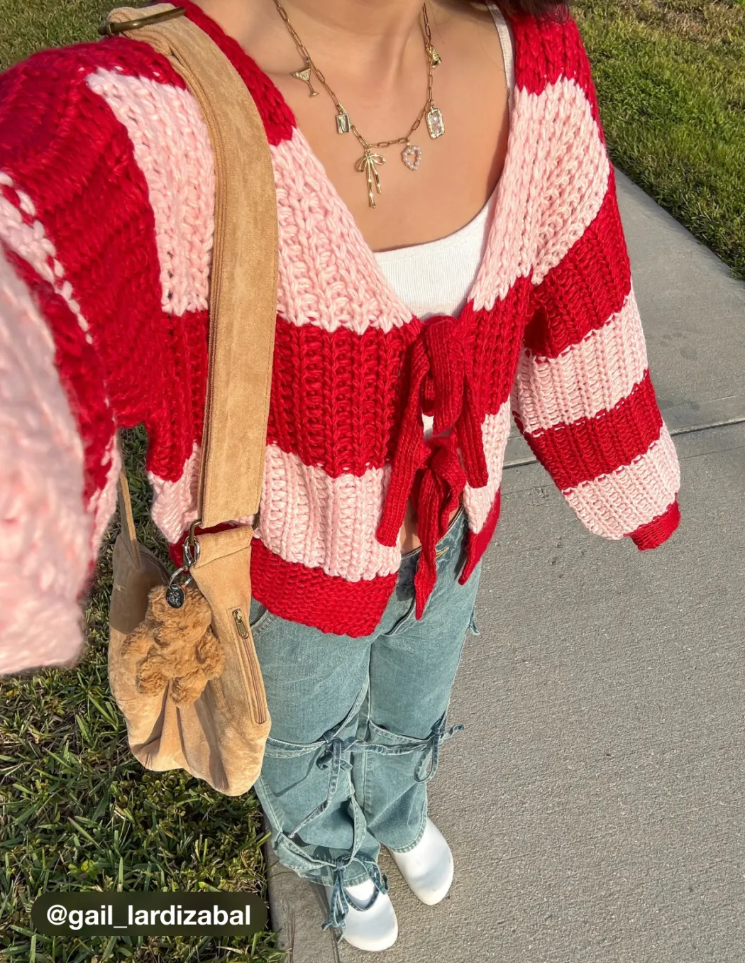 Strickjacke mit V-Ausschnitt, Streifenmuster und Krawattenverschluss vorne