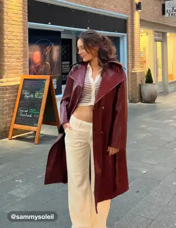 Gabardina de cuero sintético con cinturón