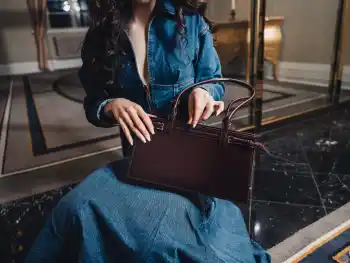 Gurtete Rechteck-Schultertasche