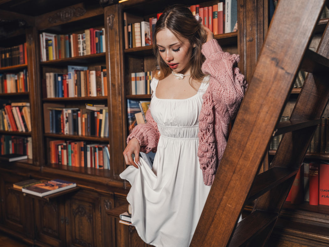  Einfarbiges Minikleid mit Puffärmeln