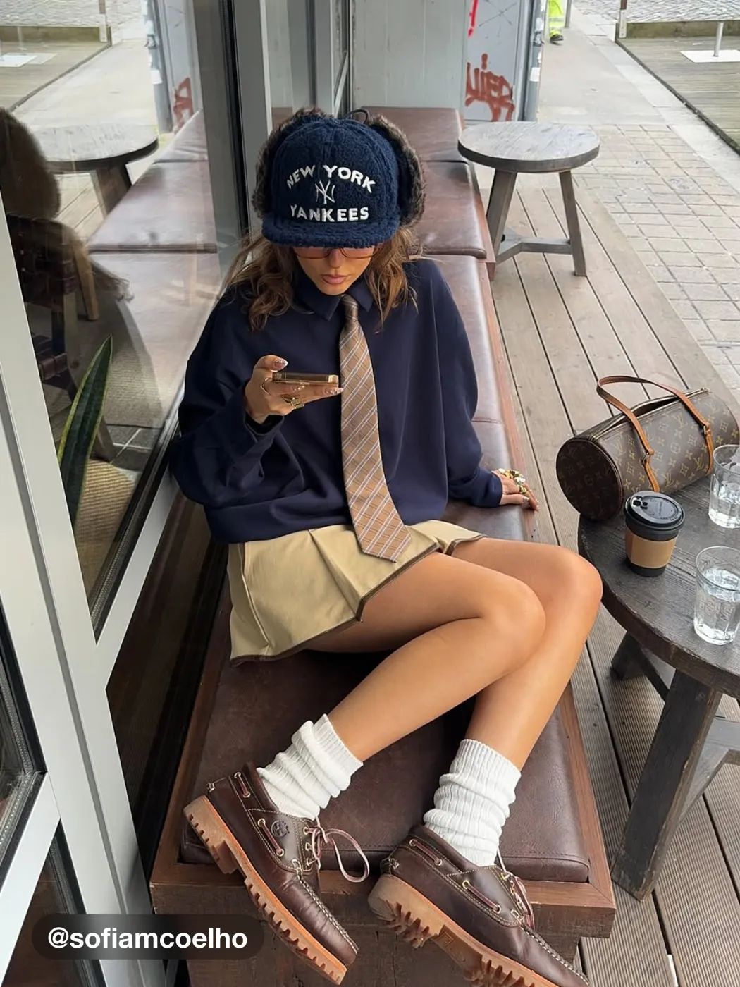 Minigonna a vita bassa con pieghe e bordi a contrasto