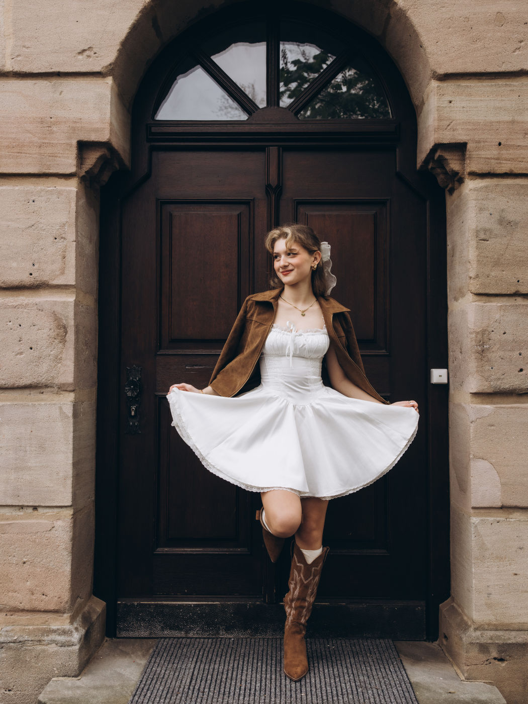 Süßer Mini-Kleid mit Kopfschnitt, Salatrand, Rüschen und Knoten