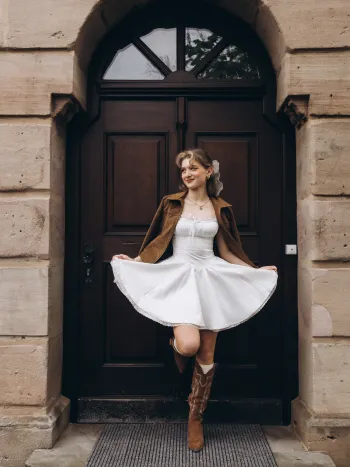 Süßer Mini-Kleid mit Kopfschnitt, Salatrand, Rüschen und Knoten