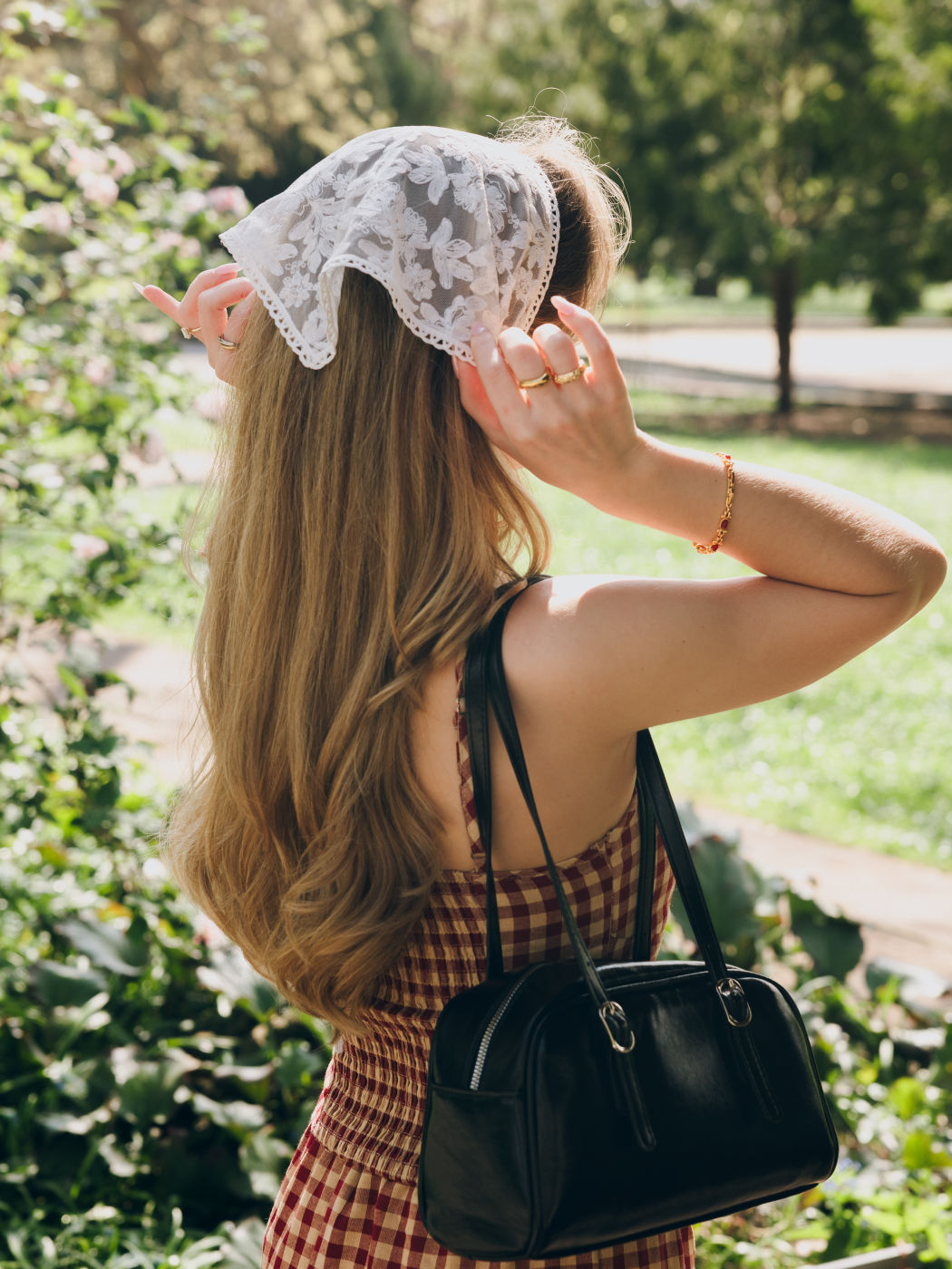 Blumiges Spitzenkopfschmuck