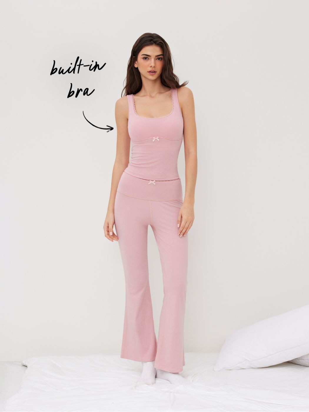Canotta con fiocco e scollo a U con reggiseno incorporato e pantaloni a zampa cropped da casa a vita media con fiocco