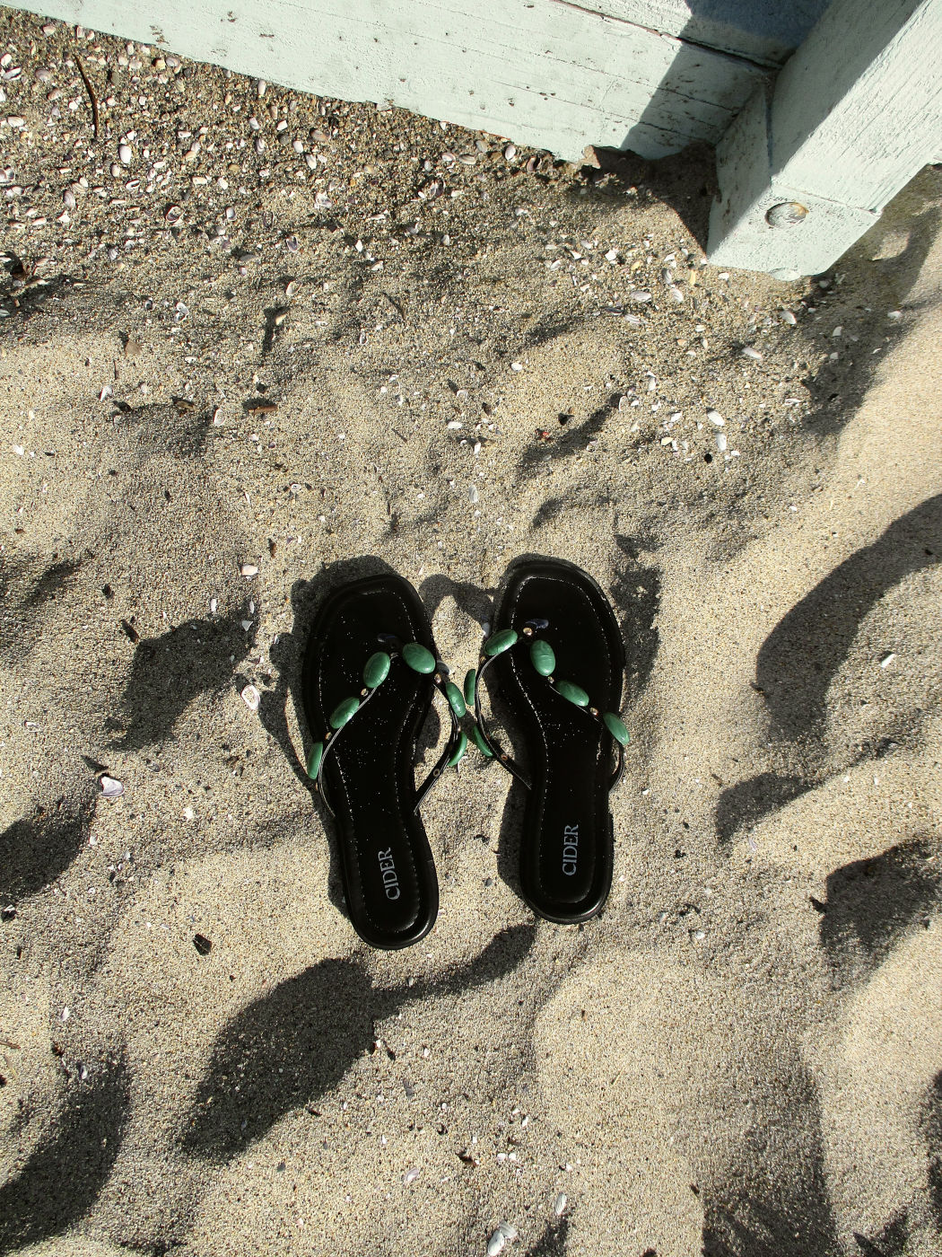 Steinbesetzte Faux-Leder Flip-Flop Pantoffeln