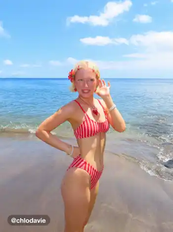 Conjunto de bikini con pulsera de terciopelo de cuello en U y rayas y pantalones cortos de cubierta de baño