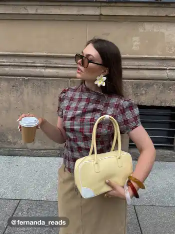 Blusa a quadri con colletto alla coreana, maniche a sbuffo e chiusura con bottoni e lacci sul retro