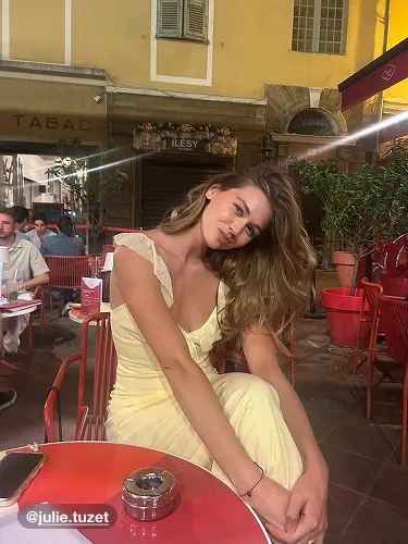 Hübsches Maxikleid mit Rüschen und Knoten