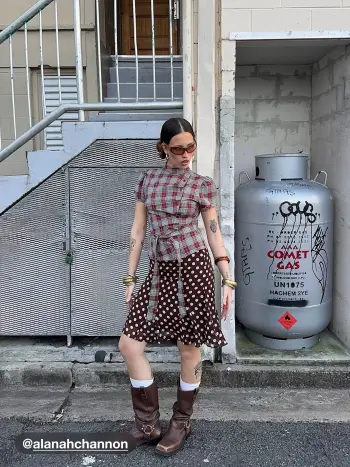 Blusa a quadri con colletto alla coreana, maniche a sbuffo e chiusura con bottoni e lacci sul retro