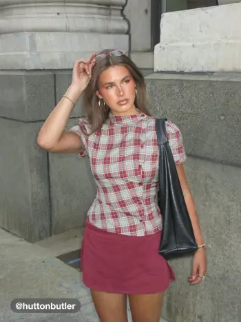 Blusa a quadri con colletto alla coreana, maniche a sbuffo e chiusura con bottoni e lacci sul retro