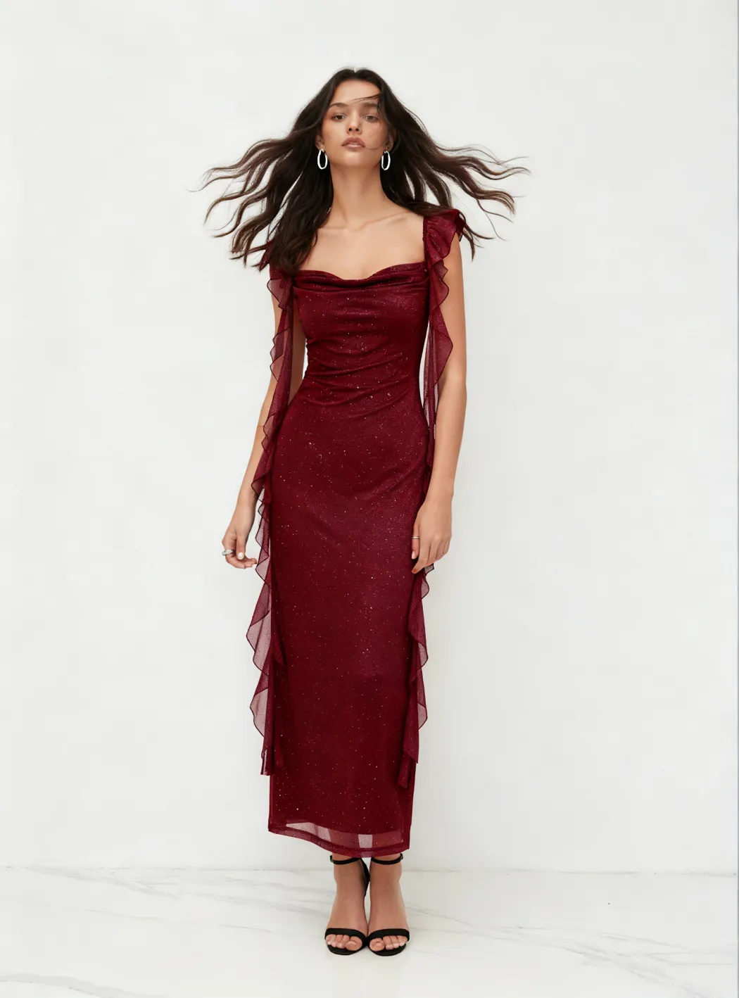 Maxikleid mit Rundhalsausschnitt, einfarbigem Glitzerstoff und Wellenrand