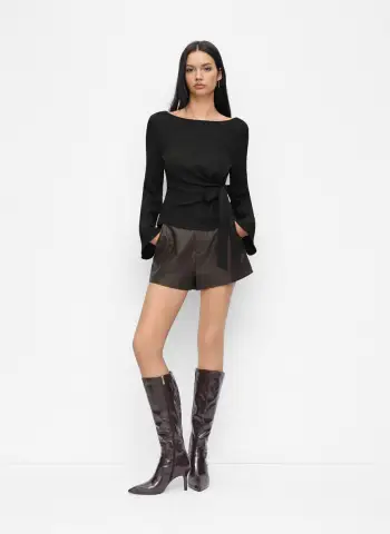 Top a maniche lunghe arricciato e annodato lateralmente con scollo a barchetta e texture