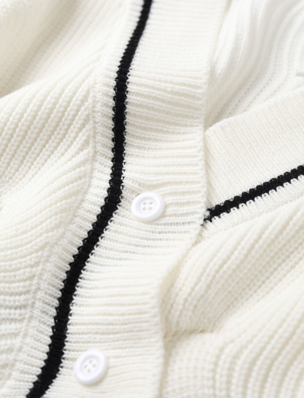 Einfache Strickjacke in Schwarz und Weiß